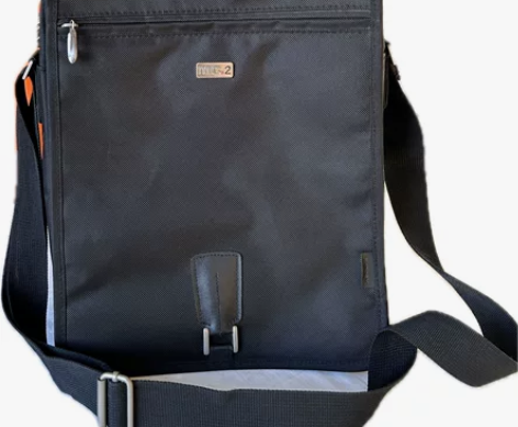 MC.2黑色斜挎单肩包，尺寸36x27x1...