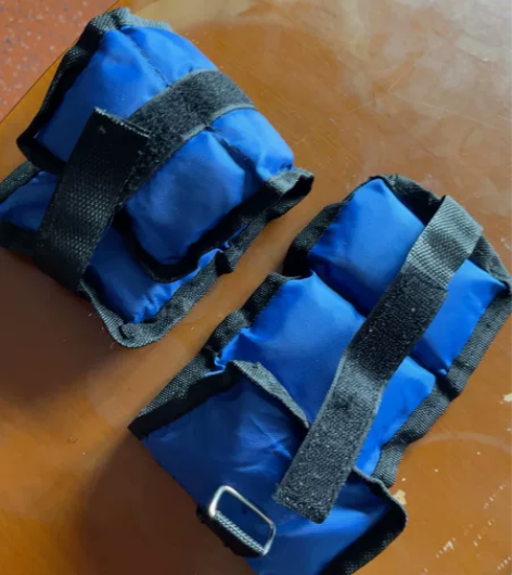 九成新1公斤沙袋一对，每只重0.5公斤 感...