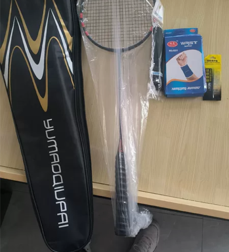 全新战羽未使用羽毛球拍，里面还包括腕带，保...