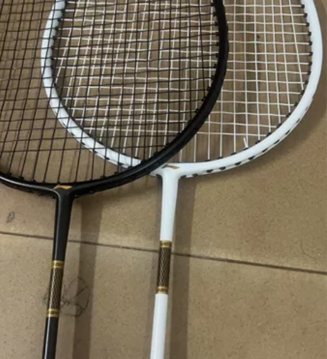 自家闲置，李宁超轻耐打羽毛球拍单拍一黑一白...