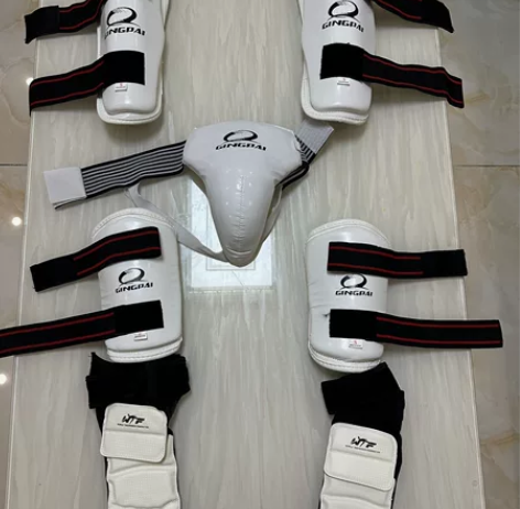 9.99成新跆拳道全套护具s号50元（原价...