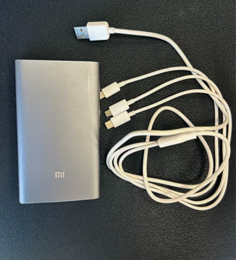 小米充电宝,外加三转一的数据线 感兴趣的话...