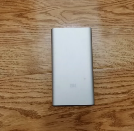 小米5000毫安充电宝 表面有几处红色印记...