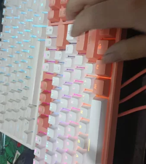 电脑键盘，机械键盘。捡漏，高低键设计，全键...