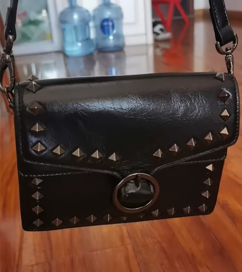 兰诺牛皮铆钉风琴小包，适合酷酷的女生，材质...