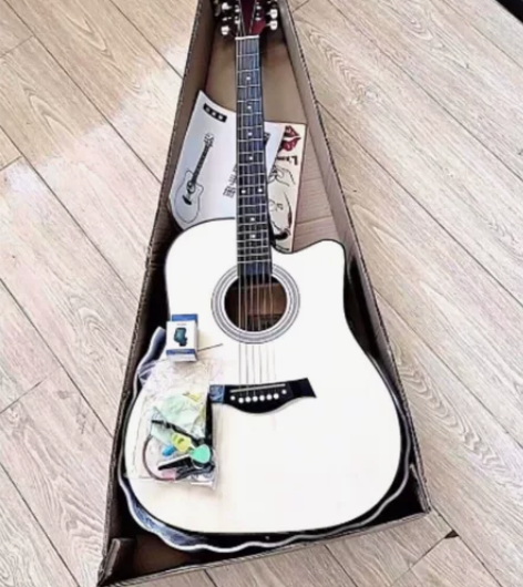 【琴行倒闭 吉他捡漏】原价800多的吉他4...