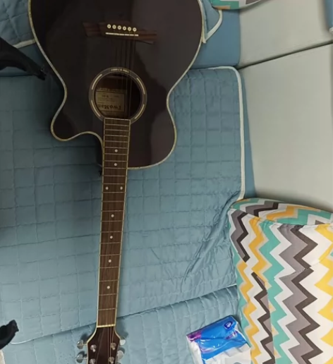 入门吉他，以前读大学社团买的，没用过，跟着...