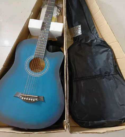 新手练习吉他，一时兴起买来，拿来后都没碰过...