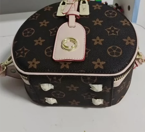 全新包包，非常好看 感兴趣的话点“我想要”...