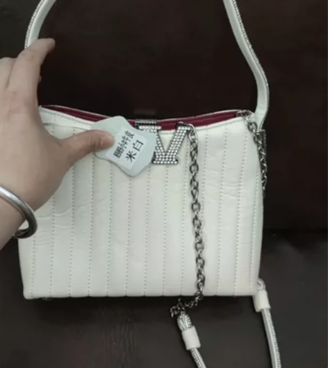 全新白色牛皮单肩斜挎包，仅拆封未使用。放置...