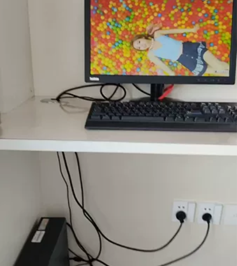 联想品牌台式电脑一套，包括主机显示器键盘鼠...