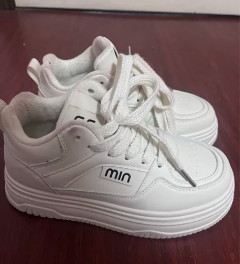 37码带内增高鞋子 穿过一次 几乎全新?几...