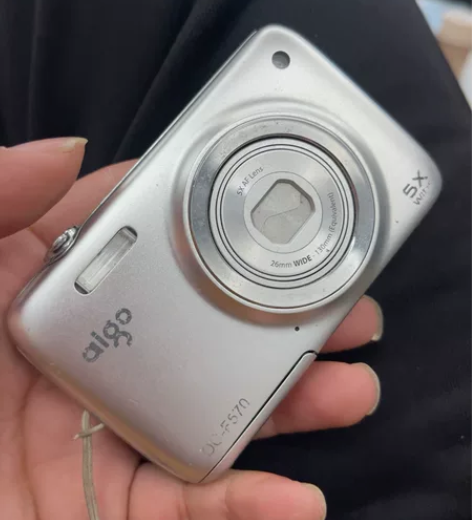 爱国者DC-f570数码相机，不开机当配件...