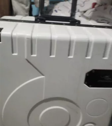 拉杆箱，杆快断了，插不回去了26寸白色，有...