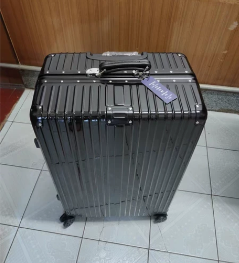 旅行箱24寸 全新 12月底送澳门，需要的...
