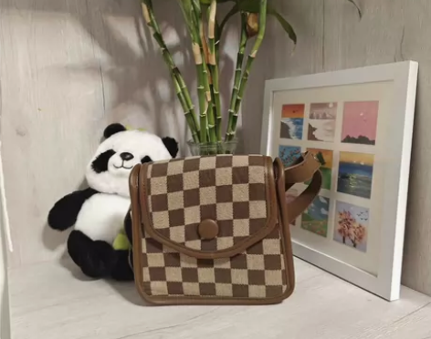 棋盘格斜挎，单肩，腋下包 19*17*5 ...