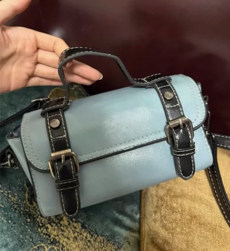 学院风包包,很减龄,颜色搭配很小清新,天蓝...