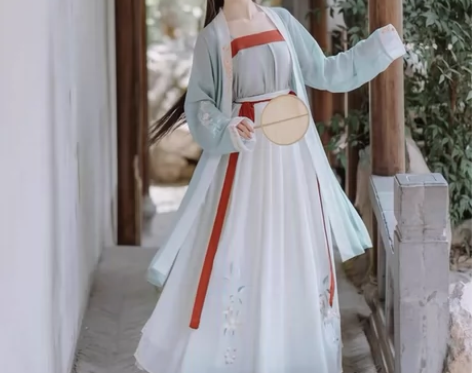 茗月萱，宋制汉服一套，吊带不见了，会搭个吊...