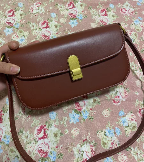 酒红色小方包 质感很好，有两条肩带 可以斜...