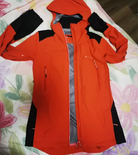 迪卡侬女款登山冲锋衣夹克，25000mm防...