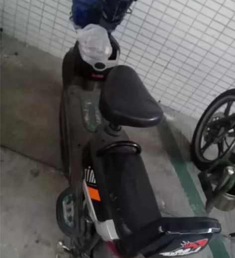 电动车出，新电瓶。轻微划痕 感兴趣的话点“...