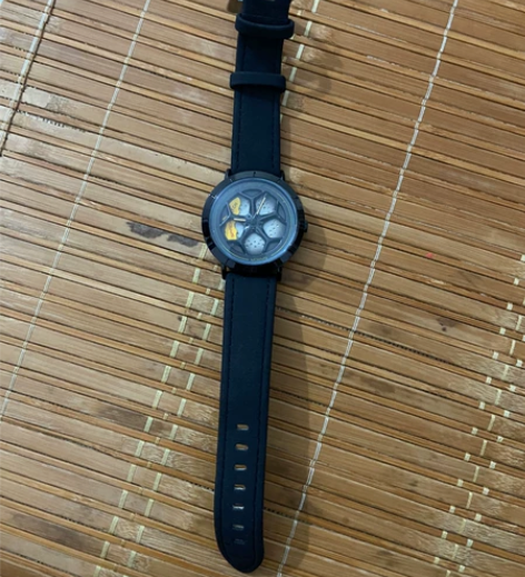 全新轮毂手表。里面轮毂能动。全新买回来没戴...