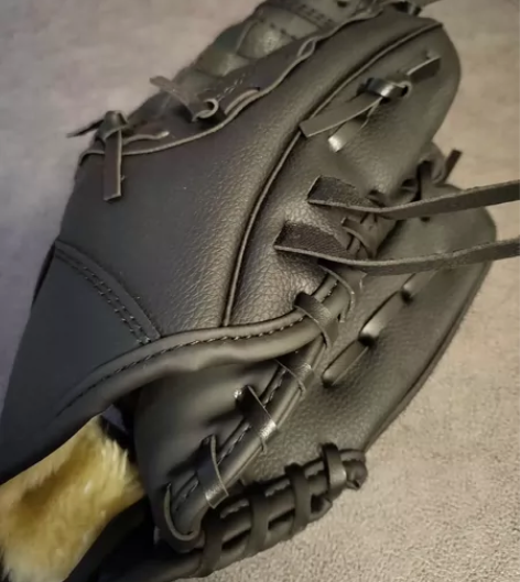 几乎全新的棒球棍和手套 没怎么用过 感兴趣...