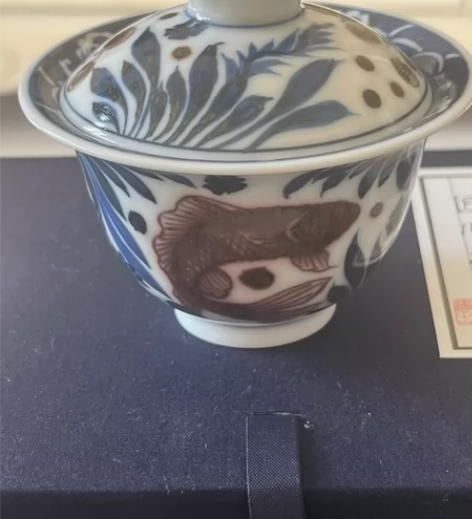 墨舍柴窑釉里红鱼藻盖碗，容量110，发色极...