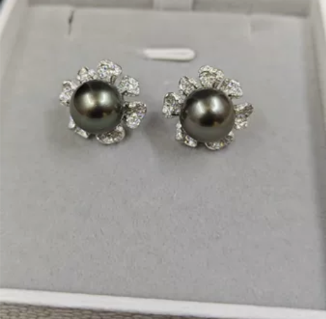 ［花的心事］ 心事竟谁知，月明花满枝。 —...