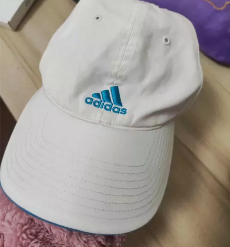 Adidas正品帽子闲置，100多买的，白...