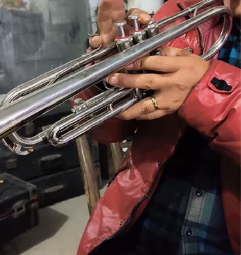 镀镍小号,正常使用,轻微氧化,小磕碰,调音...