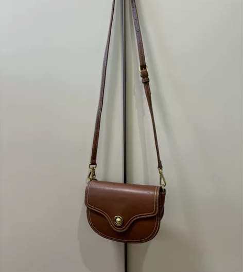 马鞍包百搭款女士单肩包 皮面有磨损，介意的...