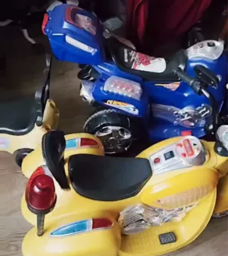 婴幼儿餐桌椅｛实木｝150元，婴幼儿推车1...