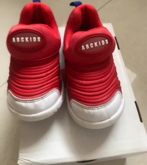 付邮费送孩子骑平衡车鞋头有磨损，穿鞋很舒适...