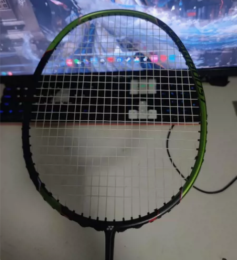 仿尤尼克斯,之前过生日同学送的,挺轻的不像...