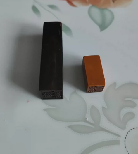 民国印章两枚，一枚牛角印章，一枚赛璐璐印章...