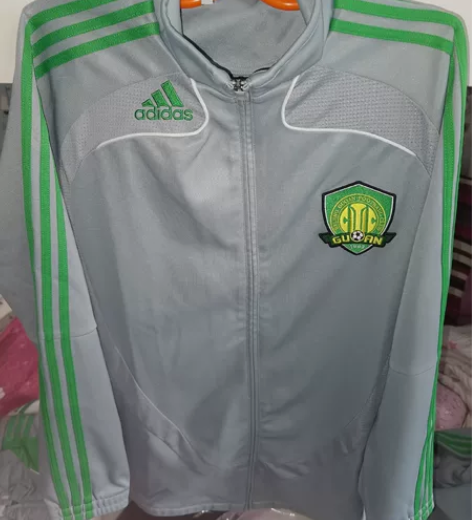 北京国安夺冠年训练服-几乎全新 感兴趣的话...