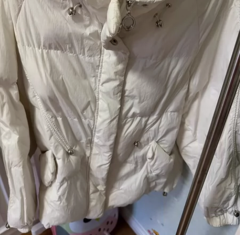 百分百白鸭绒羽绒服一件，是订做的。款式很好...