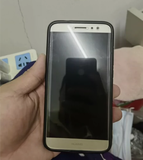 华为麦芒5，只有轻微划痕，保护的很好，9成...