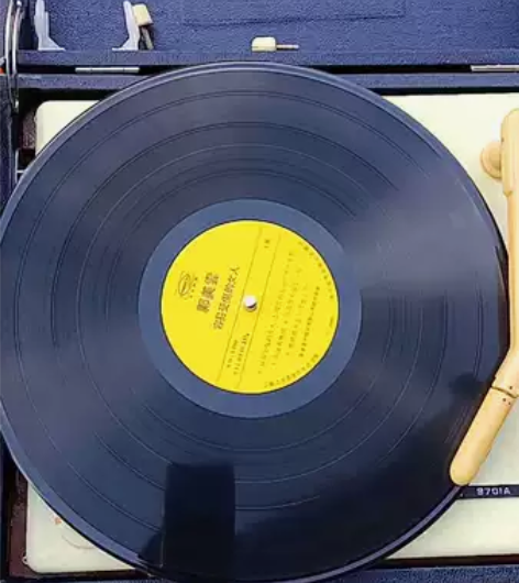 海燕 电唱机     能出声带中波收音功能...