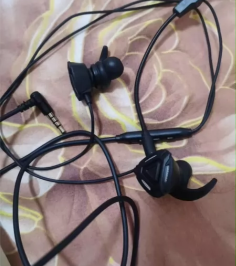 【低价处理】电竞带麦插拔游戏手游耳机入耳式...