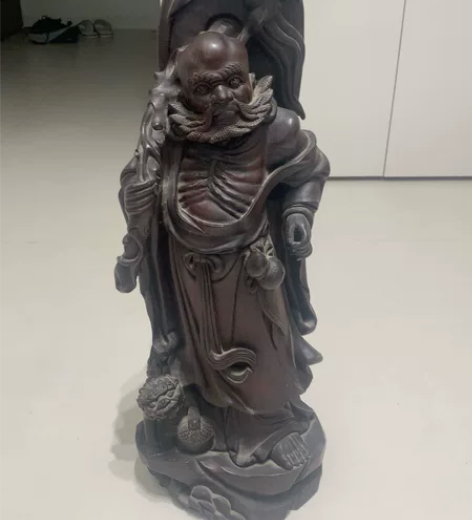 木摆件 木品种不详；雕的何人不详；其左手似...