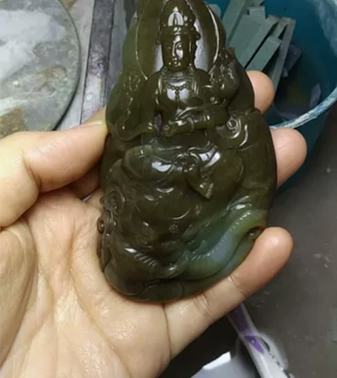 和田玉新疆且末料把件挂件，八大守护神之一普...