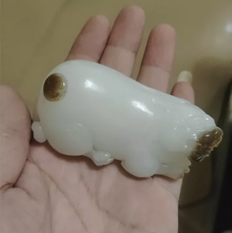 和田玉俄料-大白鹅俏色巧雕貔貅 感兴趣的话...