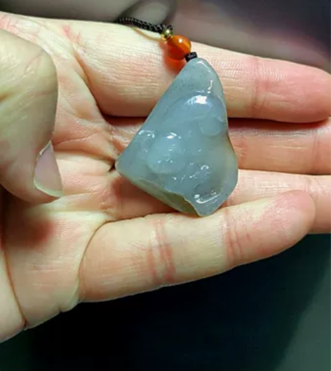 和田玉青花籽料小猪一个，憨态可掬，更加适合...