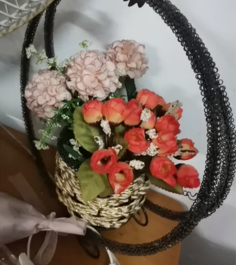 2个装饰花加花篮，20元 感兴趣的话点“我...