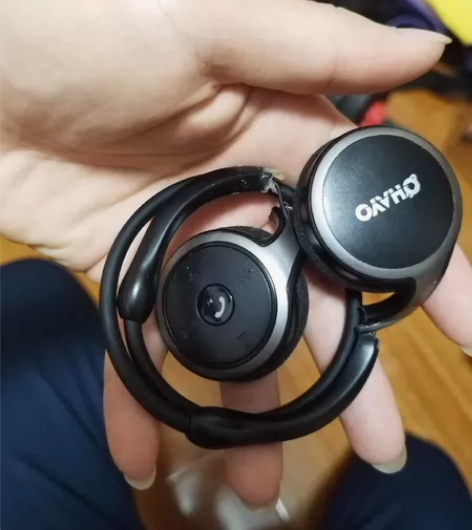 运动无线耳机一个，外壳损坏，正常使用，记得...