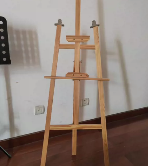 木制画架，有夹子，可调节，闲置出售，不议价...