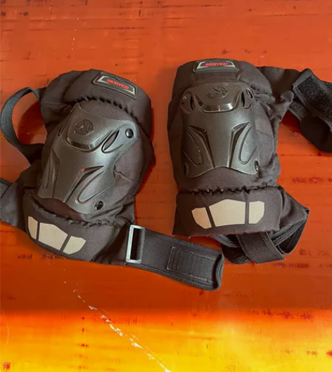 赛羽摩托车护膝，自带护具，无磕碰，无摔跤，...