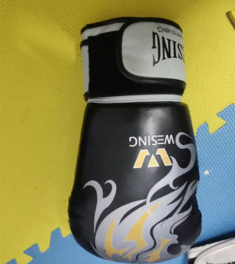 黑银拳击手套一只 感兴趣的话点“我想要”和...